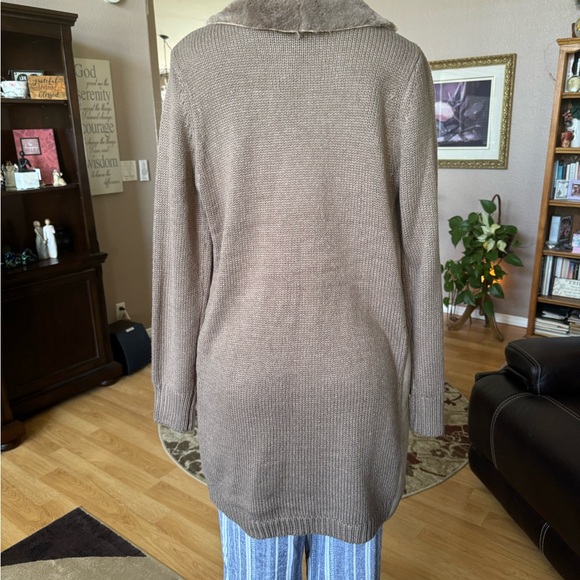 Twelve brown faux suede, fur & material sweater-size L - Picture 2 of 10